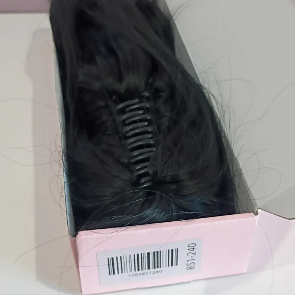 18” Black Wavy Claw Clip Ponytail •‎ Lightweight Synthetic Hairpiece